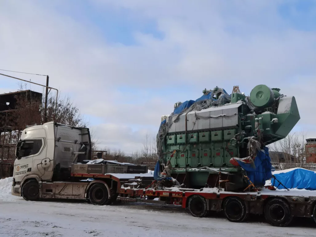 На Окскую судоверфь прибыл Главный двигатель на судно проекта MPSV12 - Сайт  группы компаний 